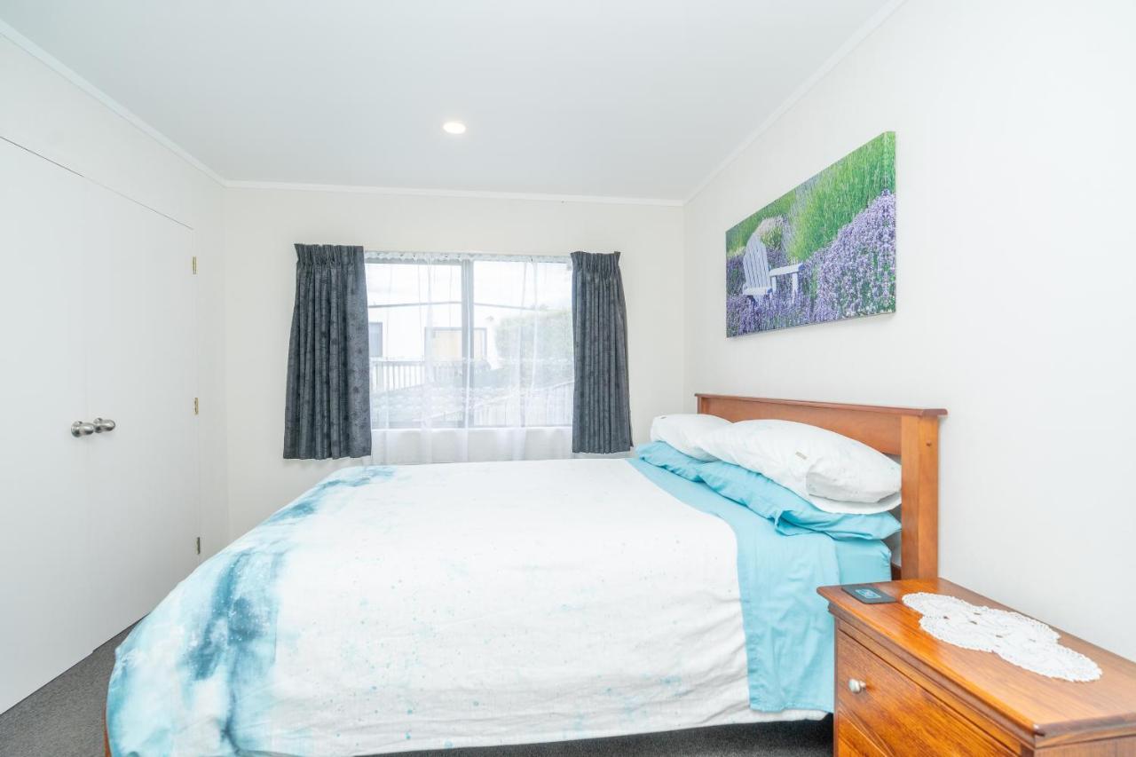 Family Home On Robert St Raglan Bagian luar foto